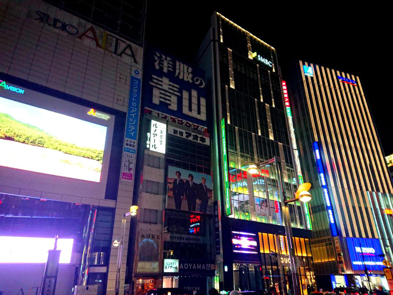 2.新宿駅東口まっすぐ、アルタ前の横断歩道を渡り右へ