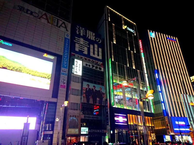 2.新宿駅東口まっすぐ、アルタ前の横断歩道を渡り右へ