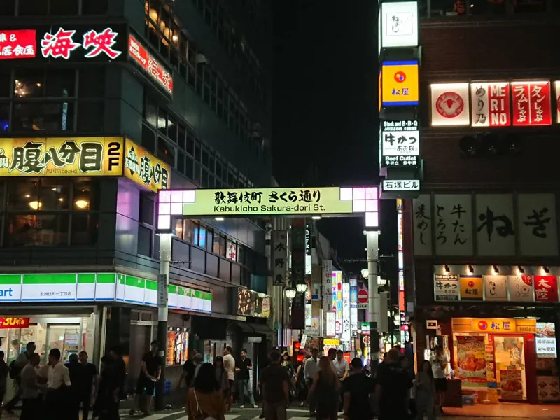 4.靖国通りまで出たら横断歩道を渡り直進